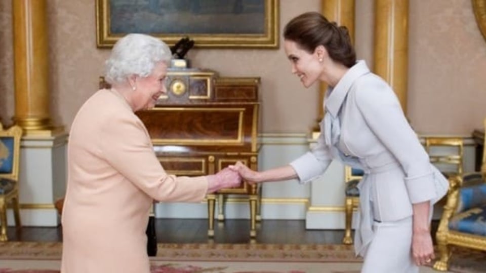 Angelina Jolie získala britský titul. Došla si pro něj v modelu za statisíce